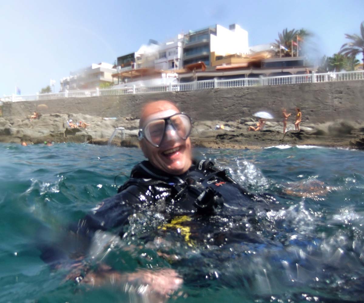 Beginner diver with instructor support in Gran Canaria